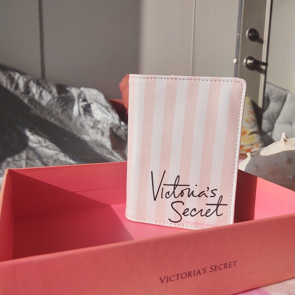 Victoria's Secret Passport Cover New! Comes with free VS gift 🎁 Collectable!